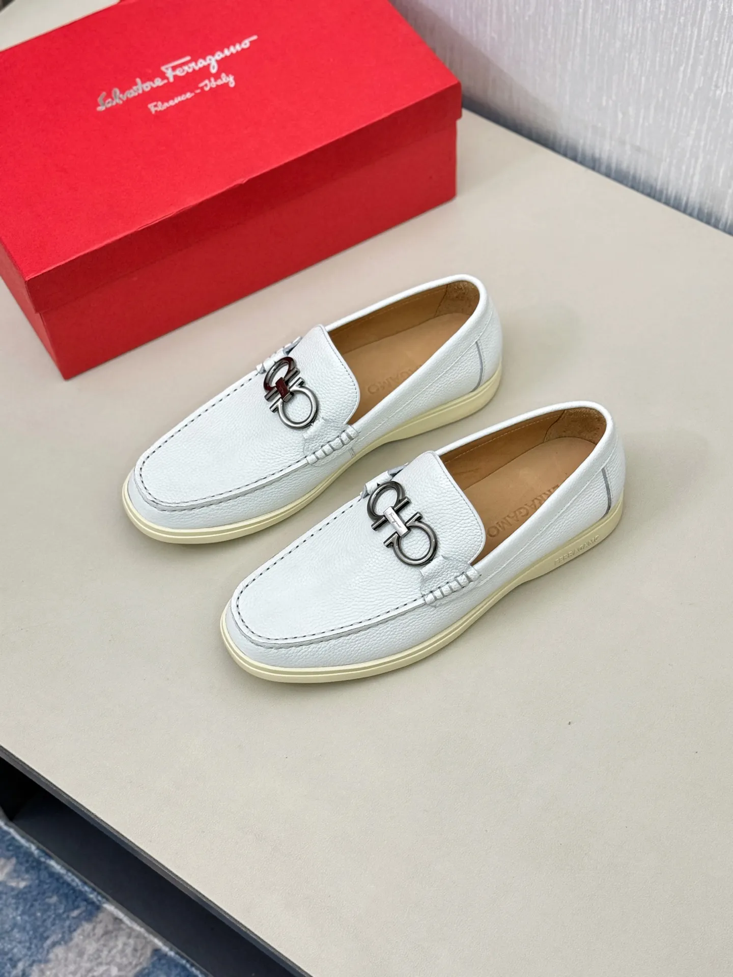 [Ferragamo] P: 580💰 Number of yards: 38~44 (45 orders are non-returnable) Ferragam's new men's driving shoes, the fabric is made of imported cowhide, with visible texture, heavy industrial stitching, dyed calfskin inside, standard logo cowhide feet, big-name experience, soft and comfortable on the feet, a men's favorite, special non-slip and wear-resistant rubber soles, easy to handle various occasions, with original box packaging!